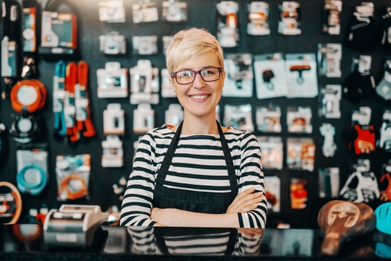 Eigenaar in haar winkel