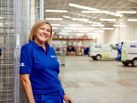 Lachende vrouw in een GLS depot