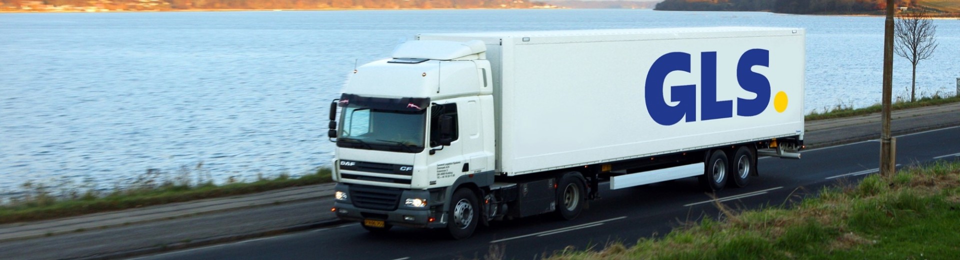 Truck die aan het water rijdt
