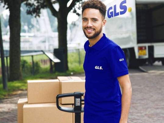 Bezorger laadt zijn vrachtwagen uit