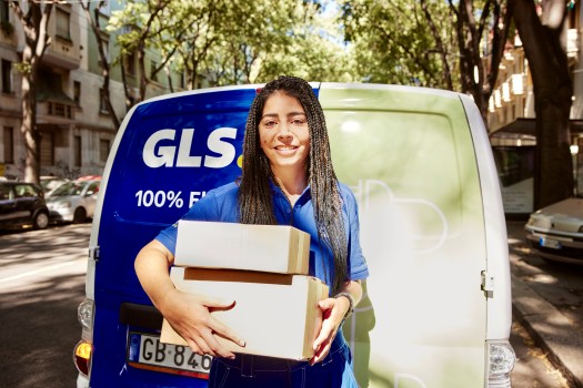 GLS työntekijä hymyilee kameralle