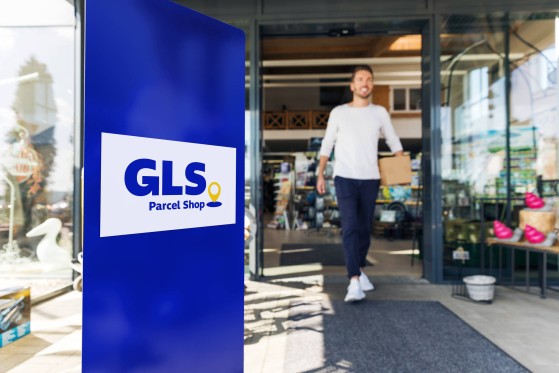 GLS customer picks up a parcel in a ParcelShop